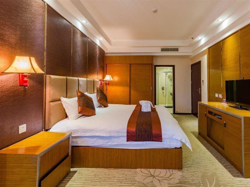 Golden Phoenix Hotel Jinghong Bagian luar foto