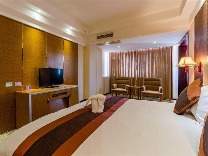 Golden Phoenix Hotel Jinghong Bagian luar foto