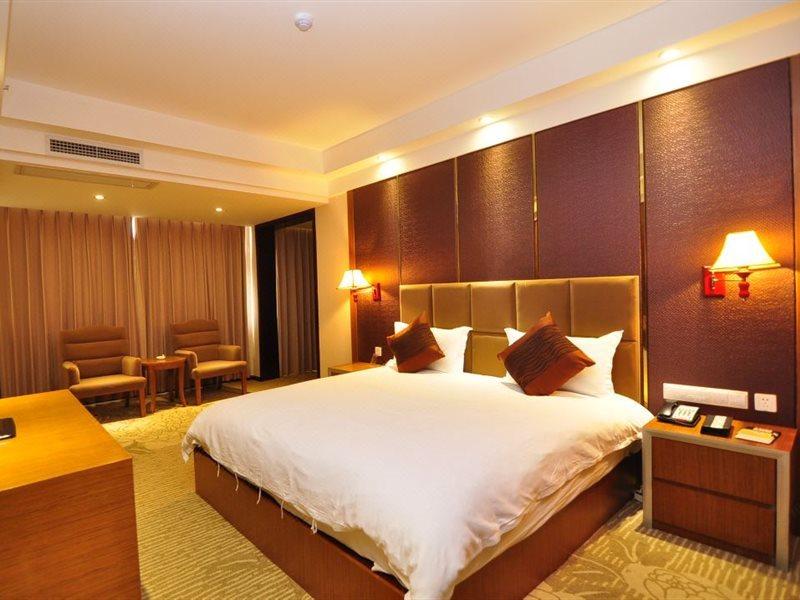 Golden Phoenix Hotel Jinghong Bagian luar foto